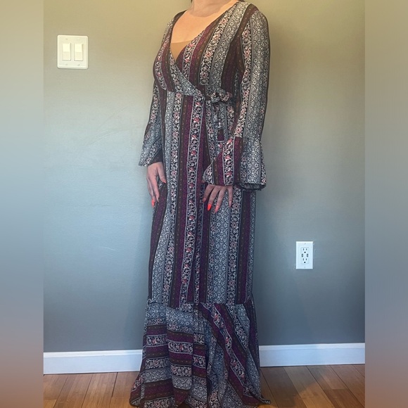 Bohemian floor length bell sleeved wrap dress - Picture 2 of 11